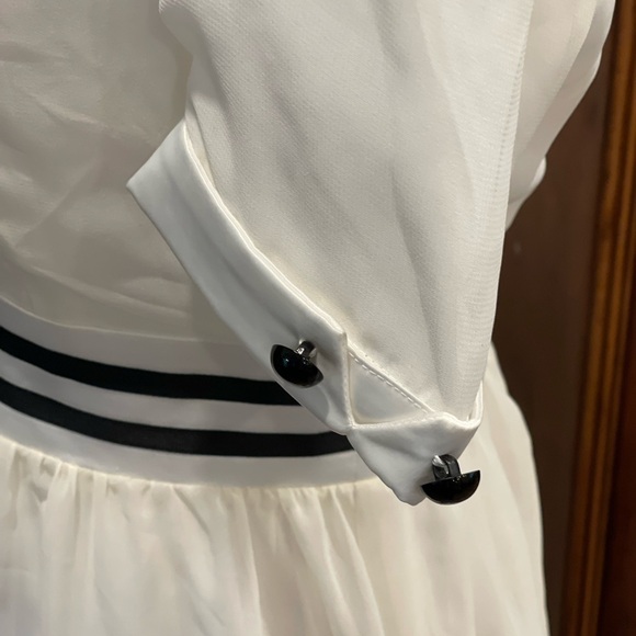 Dahlia white and black L lined dress with buttons on sleeves & contrasting trim - Picture 4 of 9